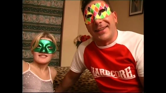 Kıllı amcıklı güzel maskeli orta yaşlı seksi kadın sikiliyor ve amatör yarakla küçük memelere boşalıyor