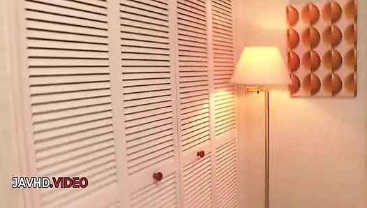 Ateşli Asyalı bebek Mai Ogino ciddi oral seks becerileriyle afallıyor