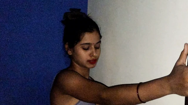 Ateşli desi Hintli kız yaşlı adamla dremy gecesinde seks yapıyor video