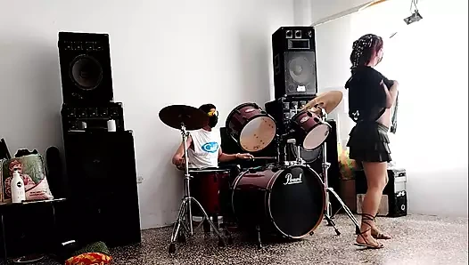 Onun için davul çalıyorlar - dans ediyor, soyunuyor ve götünü gösteriyor