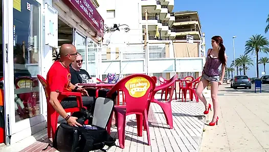 Ateşli sürtük genç kız fahişe gibi sikiliyor