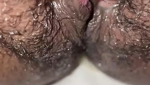 Kremsi ve ıslak amcık