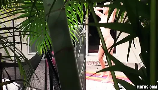 Mofos - seksi sarışın mücevher Jensen Levi Cash'i kamerayla sikerken yakaladı ve yarağına binmek için onu içeri sürükledi