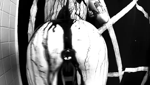 Busty goth satanist siyah duş alır