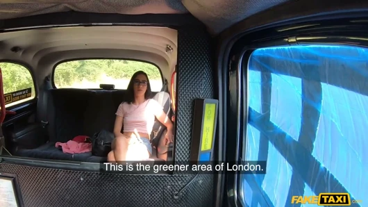 Fake taxi - Nikki Fox tıraşlı Macar amcığını gösteriyor yarak seviyor