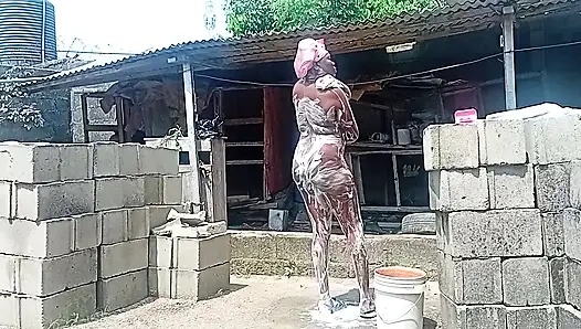 Seksi köylü kız bileşimin dışında banyo yaptıriyor