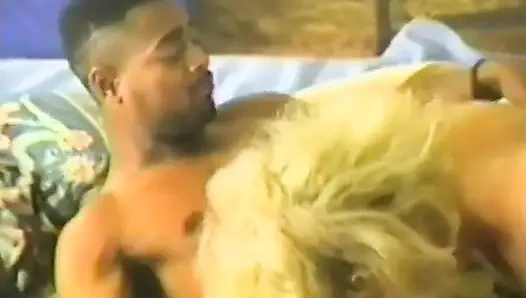 Irklararası bir çift bir arkadaşı tarafından sikişirken filme alındı