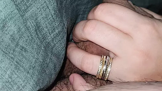 Üvey anne battaniyenin altında üvey oğlunun en iyi arkadaşını sıvazlıyor