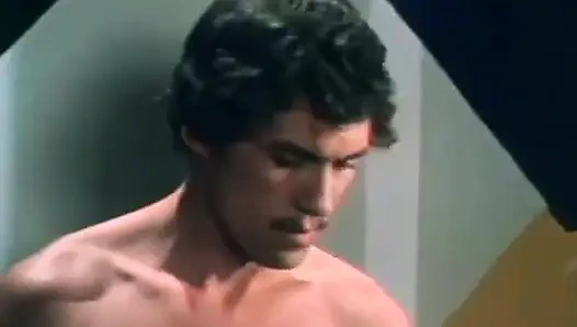 Sarışın orta yaşlı seksi kadın yatakta amını yalatıyor