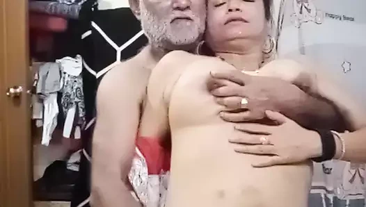 Amca ve kadın oda arkadaşları