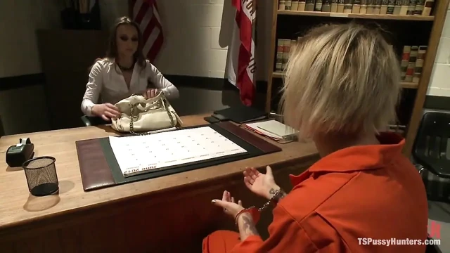Amcığınla ödeme yap ts Jackie Woods ateşli bir hırsızla sikişiyor
