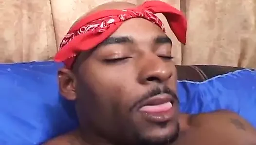 Çarpıcı bir esmer zenci yuvarlak götünü dölle kaplatıyor