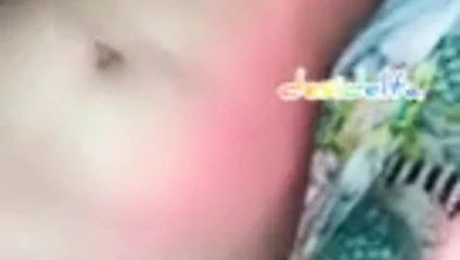 Sevimli kız alır horoz üzerinde ona kedi