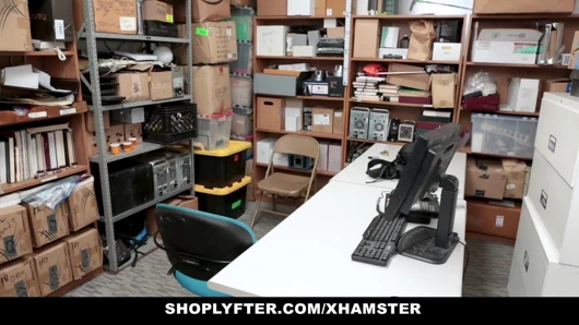 Shoplyfter - lanet bir sıcak Asyalı genç hırsız