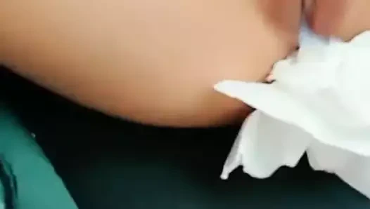 Bir arabada seks yapmaya ve anal yapmaya çalışıyorum. yer küçük, bu yüzden kamera sallanıyor.