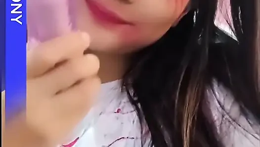 Büyük üvey kız kardeş tatilde aynı yatağı paylaşmak zorunda