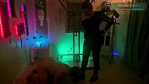Monika Smith sakso eğitimi takma yaraklı kaltak sözlü aşağılama tükürüyor