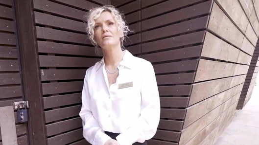 Minnettar İngiliz orta yaşlı seksi kadın pis Frankie külotunu düşürüyor için kredi kartı alıyor - shag street