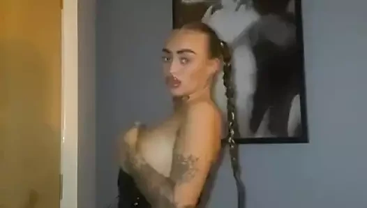 Sürtük gotik küçük sıkı amını parmaklıyor