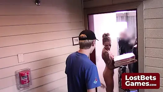 Tatmin edici bir ödeme ile lezzetli bir yaramaz striptiz rock kağıt makas oyunu