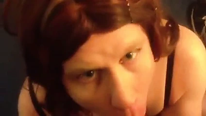 Carli öğle yemeği için siyah bir adamdan yüz bakımı yaptırıyor