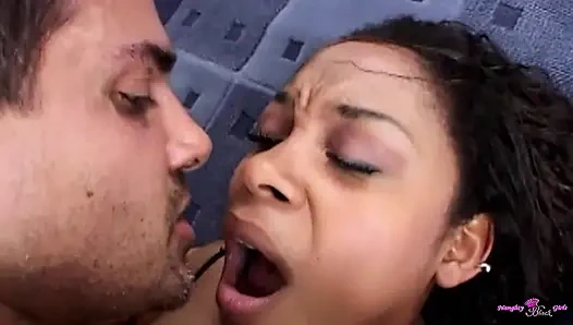 Bu siyah fahişenin derin gırtlak becerileri onu çifte penetrasyona soktu