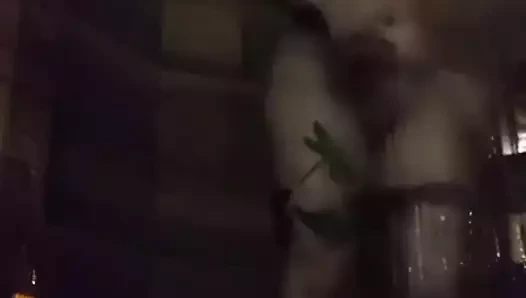 Ben duş alırken beni izliyor musun?