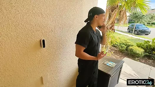 İki azgın orta yaşlı seksi kadın sadece bir şey istiyor: aralarındaki gevrek spor öğrencisi! İkisini de sert sikiyor - inleyene, titreyene ve v