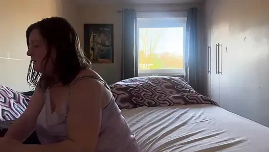 Mor polkadot pijamalar soyunup azdırıyor ve yağda büyük dildo