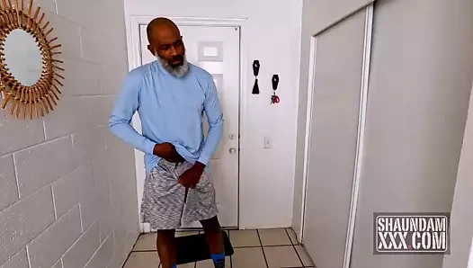 Audrey Madison mahallede kayboldu ve neyse ki onun için Shaundam'ın kapısını çaldı