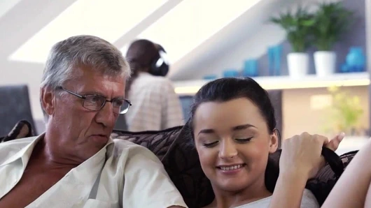 baba4k. olgun üvey babanın horoz iyi kızın ihtiyacını karşılar...