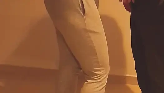 Maskeli ateşli evli kadın arkadaşına söz verdiği sakso ve meme sikişi veriyor