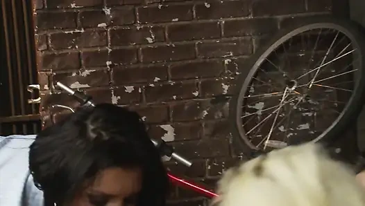 Muhteşem Jasmine ve Katie şanslı bir adamı memnun eder