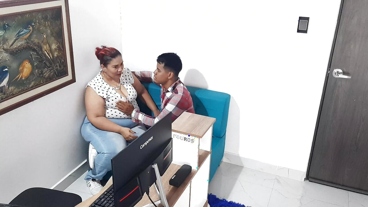 Patronuma bir hediye ile sürpriz yapıyorum ve bana iyi bir oral seks yapıyor. 1. bölüm