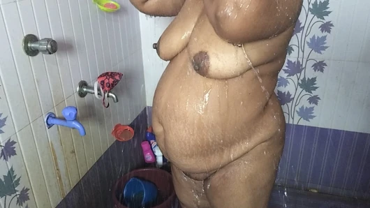 Üvey kız kardeşim mutfak odasında seksi göbeğine yağlı masaj yapıyor... kayınbiraderim dışarıdayken