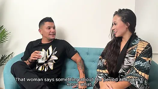 Üvey erkek kardeşimi ilk seferim olmaya ikna ettim. Küçük bir penisi var ama yine de beni boşaltıyor!