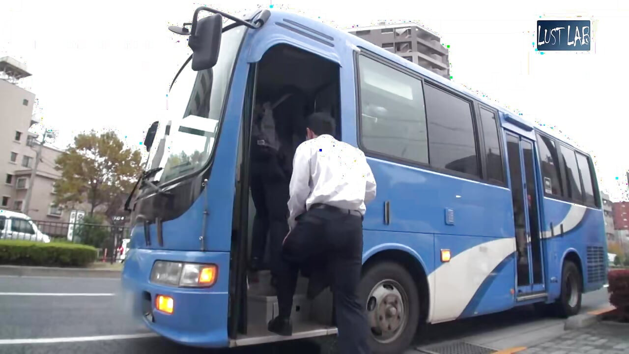 Kalabalık otobüs heyecanı. Yakınlardaki koca, sıkı etekli evli kadın cesur bir pres hissediyor ve riskli sıcağında sessizce onu yakınlaştırıyor. - Bölüm 2