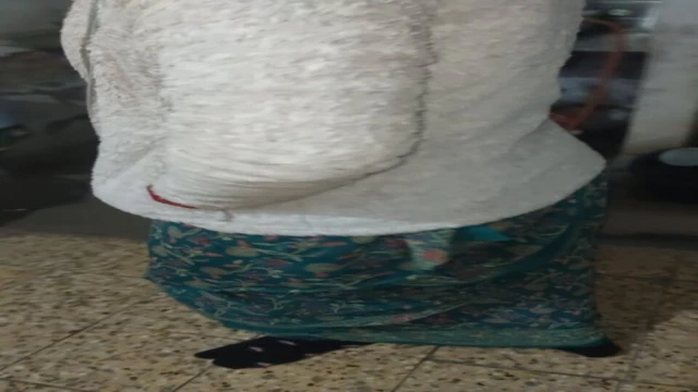 Hintli kadın gece romantizmi yaşıyor