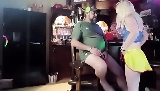 Sarışın küçük kırmızı başlıklı kız biraz sevişiyor