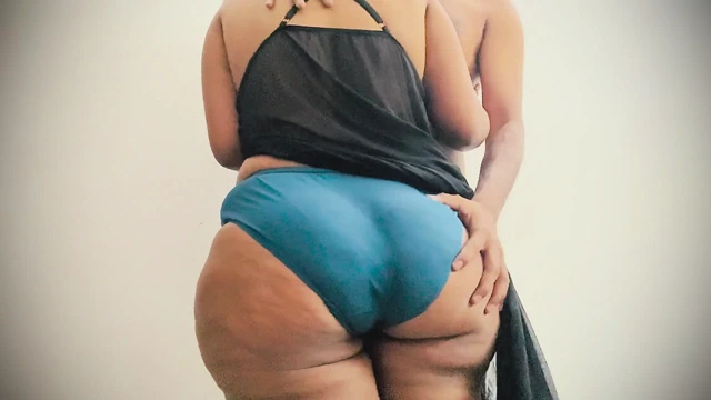 Kalın evli kadının komşuyla özel oyun zamanı, fantezi arzuları.büyük götlü orta yaşlı seksi kadın vücudu komşu tarafından zevk alıyor