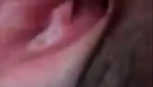 Asyalı Kız Vajinasını Ve Büyük Göğüslerini Gösteriyor