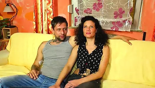 Yvonne bir profesyonel gibi horoz kullanıyor!