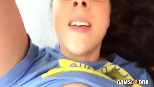 Busty esmer büyük göğüsleri ile oynuyor