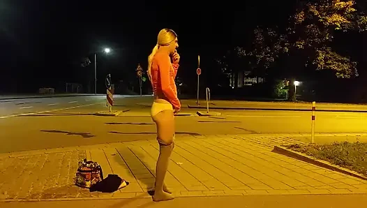 Gece sokakta iç çamaşırıyla