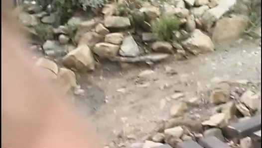 Siyah saçlı damızlık bir genç sarışının kampta sıkı kıçını sikikleri