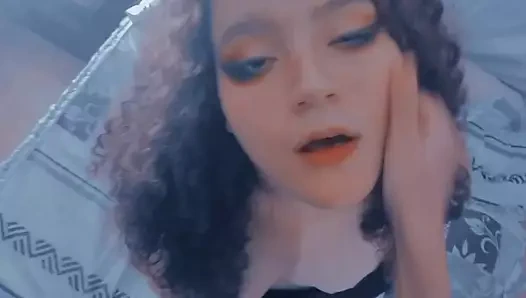 Azgın lezbiyen kız arkadaşının parmaklarını yalıyor