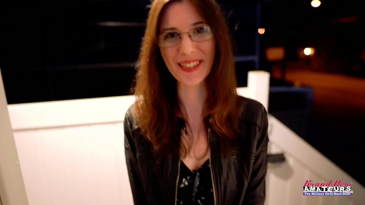 बेवकूफ काले बाल वाली आकर्षक Hazel oconnor अपनी चूत में गहरी उंगली करती है और लंड चुसाई देती है!