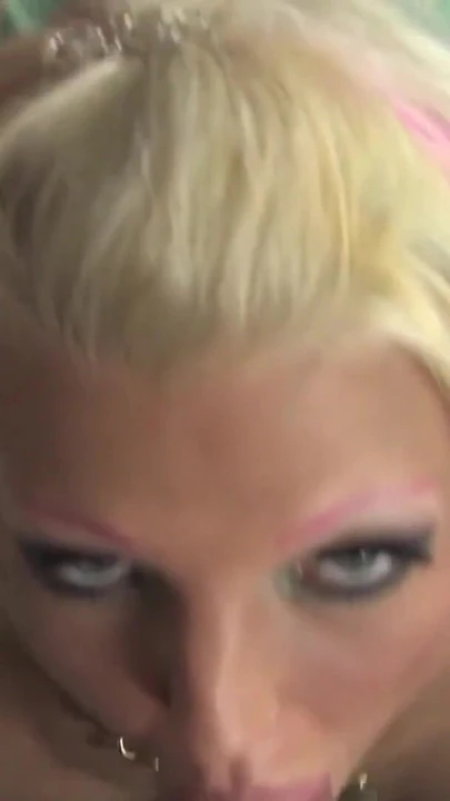 Мощный момент из "Худенькая юная блондинка с маленькими сиськами трахается в тюремной камере"