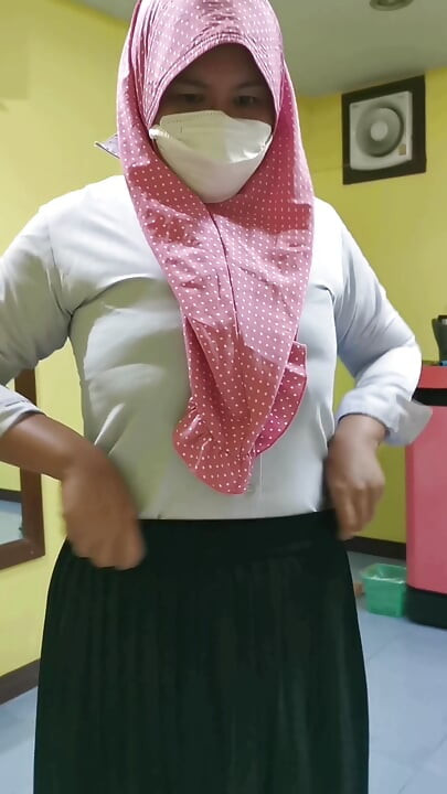 Üvey kız kardeşim okul için giyindiğimde