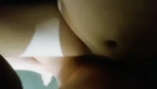 Bakirenin dar amına sert bir yarak sokuyor